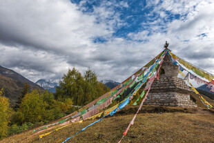 藏区五彩经幡屹立山间