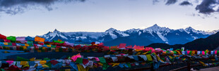 雪山下的五彩经幡景观