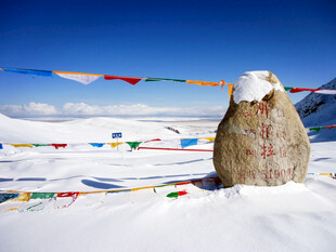 雪地上的经幡与石堆