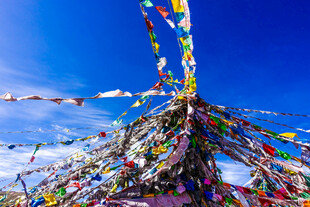 五彩经幡飘扬于蓝天之下