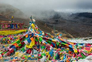 山间五彩经幡阵