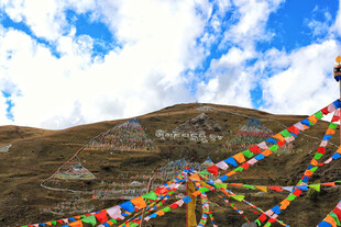 山间经幡飘扬