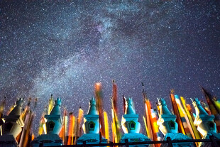 星空下的彩色建筑景观