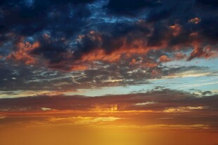 壮丽天空下的绚烂日落