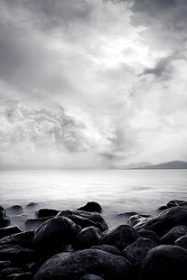 海边礁石与阴沉天空景象