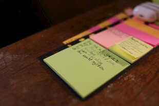 多彩便利贴整齐摆放在桌面