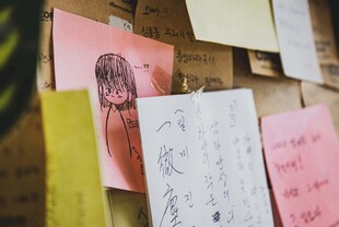 墙上多彩留言与手绘图案