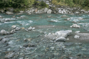 山间溪流