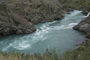 湍急河流穿于嶙峋山石间