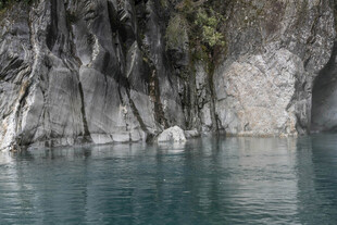 山水相依的静谧湖景