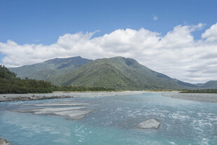 青山碧水间的美丽河谷