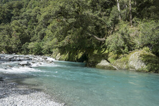 山间碧色溪流美景