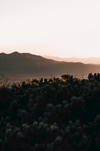 黄昏下的山峦