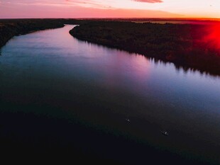 夕阳下蜿蜒河流美景