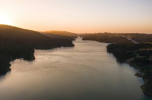 夕阳下的宁静河流景色