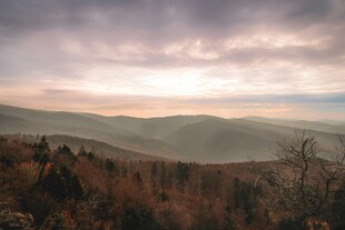 山间暮色风景图
