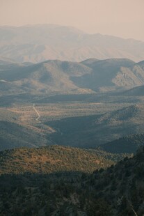 壮丽山峦远景风光