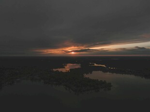 黄昏时分湖面的静谧美景