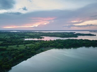 湖畔黄昏美景
