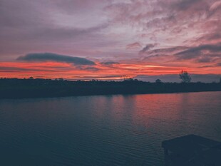 湖畔绝美日落景观