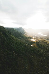 山间绿野远眺