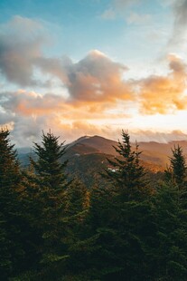 山林间的壮丽日落美景