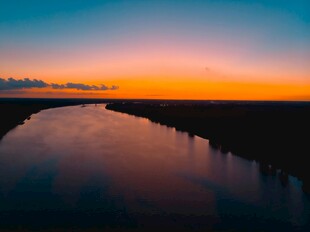 夕阳下宁静的河流美景