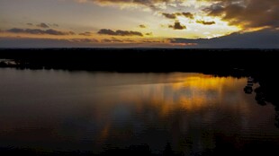 夕阳下宁静湖面美丽倒影