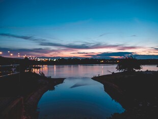 黄昏下宁静的河畔美景