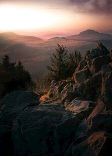 日出时分的山