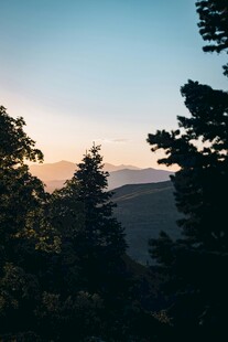 山林暮色中的