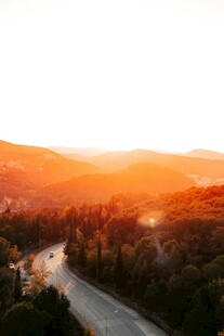 夕阳下蜿蜒公路穿山林