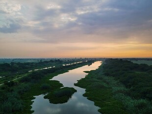 河畔日落美景