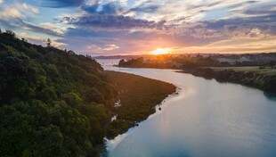 河畔日落美景