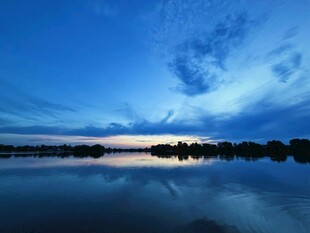 宁静湖面的绚丽天空之景