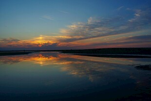 夕阳下平静湖