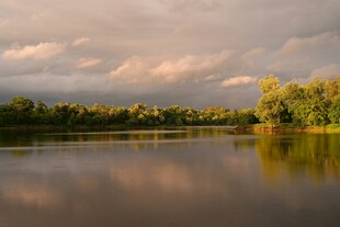 湖畔黄昏美景