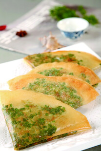 美味葱花煎饼摆放在盘中