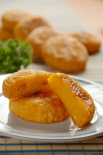 金黄美味南瓜饼摆于盘上