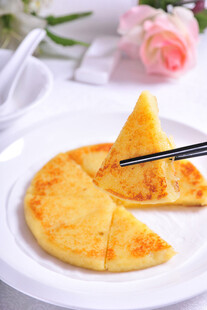 美味芝士饼筷子夹起一角