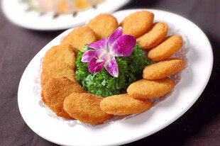 兰花点缀的油炸美食拼盘