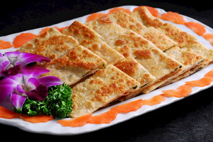 美味香酥煎饼摆盘中