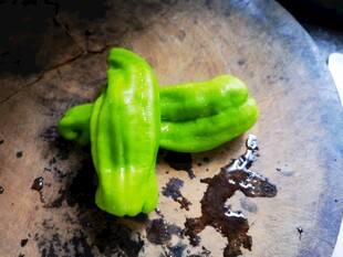 锅中鲜嫩青椒待烹饪