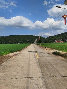 乡村宽阔水泥路通远方