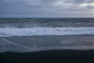 海边暮色中的翻涌海浪