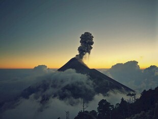 云海之上的火山景观