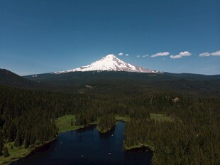 雪山下的静谧湖泊风光