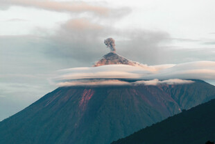 云雾缭绕的壮丽火山景观