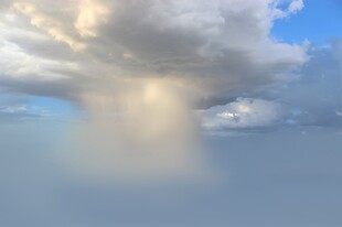 天空中壮观的降雨云团