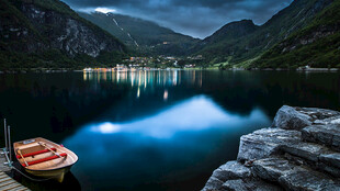 静谧湖畔小船夜景风光
